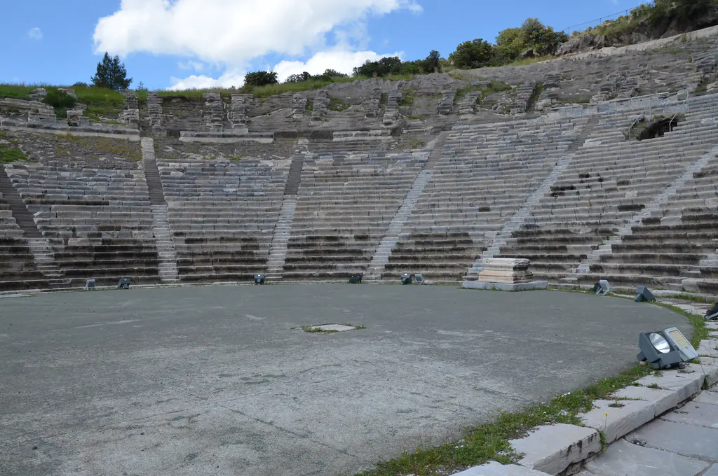 Üst sıralardan bakış: orkestra, arkada Bodrum limanı ve Ege