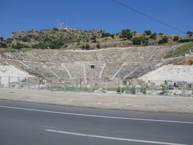 Tiyatro ve arkasında Bodrum yerleşimi, 2008