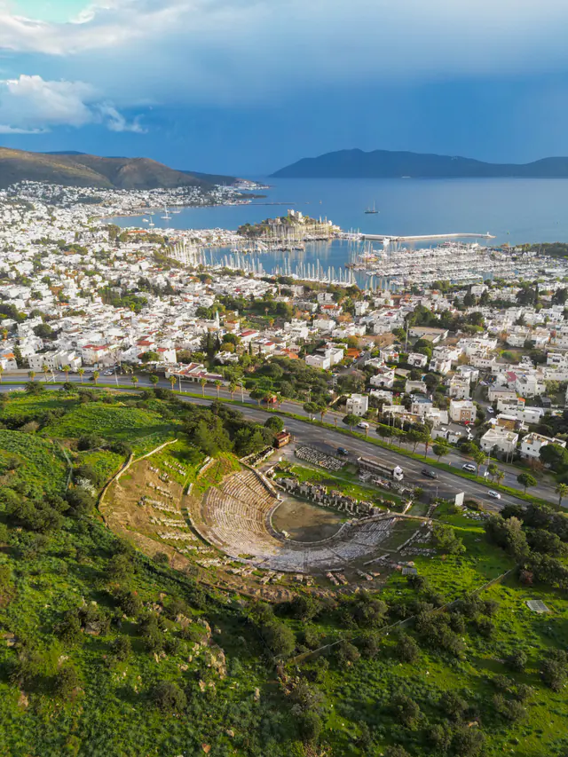 Tiyatronun yamaçtaki konumu, arkada Bodrum Kalesi ve koy